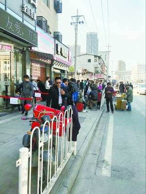 金家墩客運站關閉后首個小長假 “兔子”橫行擾亂武漢旅客出行